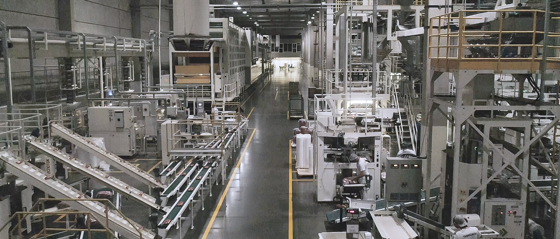 Ilustração Selmi has two modern manufacturing plants with state-of-the-art structures to offer the most innovative products for the Brazilian family. The plants are located in the cities of Sumaré (SP) and Rolândia (PR), with fully automated machines and equipment, from the selection of raw materials to the packaging process.